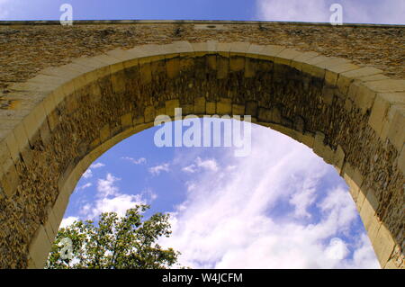 AJAXNETPHOTO. LOUVECIENNES, FRANCE. - MACHINE DE MARLY - THE AQUADUCT OF LOUVECIENNES SITUATED TO THE WEST OF PARIS. BUILT IN 1681-85 BY JULES HARDOUIN-MANSARD AND ROBERT DE COTTE. CEASED TO BE USED IN 1866 WHEN IT WAS REPLACED BY PIPES. ARCHWAY IS CONSTRUCTED FROM QUARRIED STONE. PHOTO:JONATHAN EASTLAND/AJAX REF;D121506 2724 Stock Photo