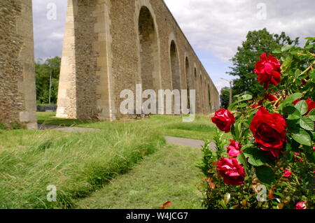 AJAXNETPHOTO. LOUVECIENNES, FRANCE. - MACHINE DE MARLY-THE AQUADUCT OF LOUVECIENNES SITUATED TO THE WEST OF PARIS. BUILT IN 1681-85 BY JULES HARDOUIN-MANSARD AND ROBERT DE COTTE. CEASED TO BE USED IN 1866 WHEN IT WAS REPLACED BY PIPES. PHOTO:JONATHAN EASTLAND/AJAX REF;D121506 2719 Stock Photo