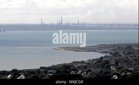 AJAXNETPHOTO. SOLENT, ENGLAND. - ESTUARY LANDSCAPE - VILLAGE OF HILL HEAD (FOREGROUND) AND TITCHFIELD HAVEN TOWARD FAWLEY OIL REFINERY (DISTANT) ACROSS THE STRETCH OF WATER THAT IS THE ENTRANCE TO SOUTHAMPTON WATER. CALSHOT SPIT AT EXTREME LEFT CENTRE. PHOTO:JONATHAN EASTLAND/AJAX REF:D110209 1531 1 Stock Photo
