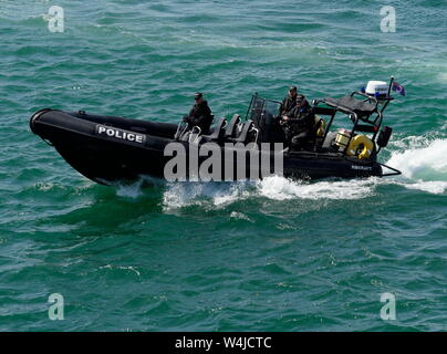 AJAXNETPHOTO. 3RD JUNE, 2019. PORTSMOUTH, ENGLAND. - MOD POLICE - MINISTRY OF DEFENCE POLICE RIGID HULLED INFLATABLE BOAT PATROLLING THE NAVAL BASE PHOTO:JONATHAN EASTLAND/AJAX REF:GX8 190306 329 Stock Photo