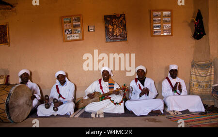 Músicos del pueblo de Khamlia, antiguos esclavos provenientes de Sudán, Merzouga, Desierto del Sáhara, Marruecos, Africa Stock Photo