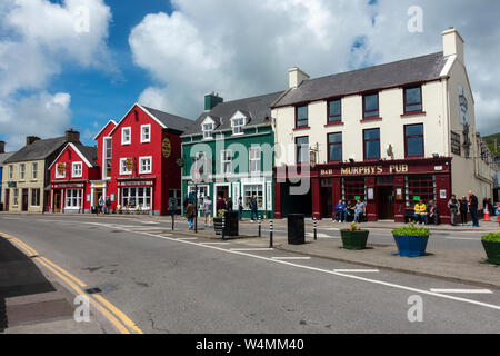 Murphy’s Pub and other colourful buildings on Strand Street in Dingle, County Kerry, Republic of Ireland Stock Photo