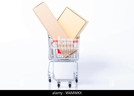 Shopee is e-commerce technology company. Shopping cart with parcels on the  background of the Shopee logo Stock Photo - Alamy