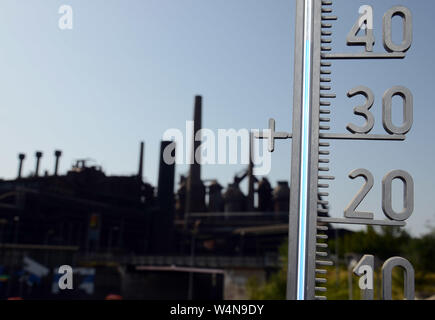 24 July 2019, Rhineland-Palatinate, Völklingen: The thermometer in front of the World Cultural Heritage Site Völklinger Hütte shows over 40 degrees in the sun. Photo: Harald Tittel/dpa Stock Photo