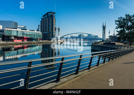 The Lowry Arts Centre, Imperial Point apartment block and the Millennium Bridge, over the Manchester Ship Canal, Salford Quays, Manchester, UK Stock Photo