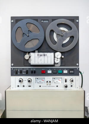 Vintage VU Meter, old audio gear Stock Photo - Alamy