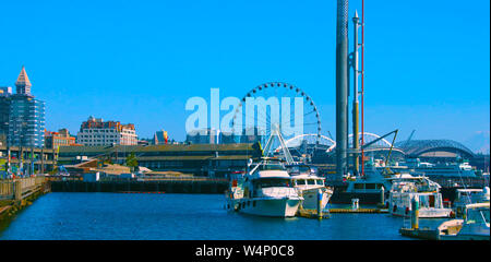 Seattle, Washington, USA (mai 5, 2019) Great wheel on Pier 58 during the golden hour before sunset, Alaskan Way, Downtown,Tourist boat skipping , Seat Stock Photo