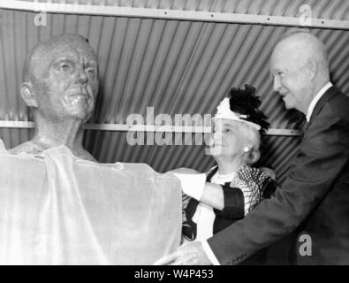 President Dwight D Eisenhower and Mrs Lily Coles Marshall unveil the bronze bust of General George C Marshall during the dedication ceremony of the Marshall Space Flight Center (MSFC) in Huntsville, Alabama, October 21, 1960. Image courtesy National Aeronautics and Space Administration (NASA). () Stock Photo