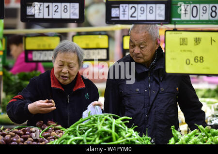 --FILE--Customers shop for vegetables at a supermarket in Fuyang city, east China's Anhui province, 9 November 2018.      China's consumer price index Stock Photo