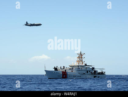 The Coast Guard Cutter Joseph Gerczak (WPC 1126) and international partner agencies take part in a search and rescue exercise off the coast of Oahu, Hawaii, July 24, 2019. The purpose of the exercise is to improve SAR response capability and capacity throughout the Pacific. (U.S. Coast Guard photo by Petty Officer 3rd Class Matthew West/Released) Stock Photo