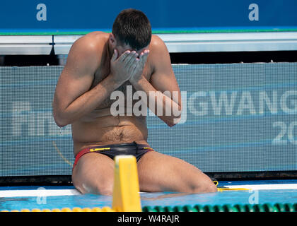 Gwangju, South Korea. 25th July, 2019. Swimming World Championship: Water polo placement round 5-8, Serbia - Germany: Goalkeeper Moritz Schenkel sits at the edge of the pool. Germany lost in the five-meter throw with 16:17. Credit: Bernd Thissen/dpa/Alamy Live News Stock Photo