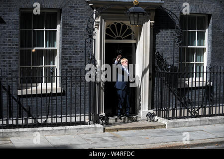 (190725) -- BEIJING, July 25, 2019 (Xinhua) -- Britain's new Prime Minister Boris Johnson poses outside 10 Downing Street after his speech in London, Britain on July 24, 2019. Newly-elected Conservative Party leader Boris Johnson took office as the British prime minister on Wednesday amid the rising uncertainties of Brexit. (Photo by Alberto Pezzali/Xinhua) Stock Photo