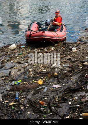 Clean up of debris collected at bridge on Water of Leith river at Leith after heavy rainfall, Scotland, UK Stock Photo