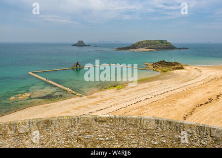 Famous outdoor swimming pool with jumping platform and Fort on island Petit Be in Saint-Malo, Brittany, France Stock Photo