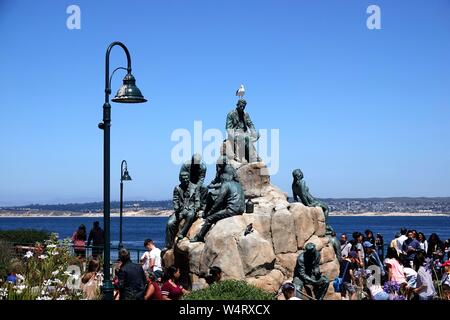 San Francisco, USA. 20th July, 2019. People view the seascape in Monterey, California, the United States, July 20, 2019. Credit: Wu Xiaoling/Xinhua/Alamy Live News Stock Photo