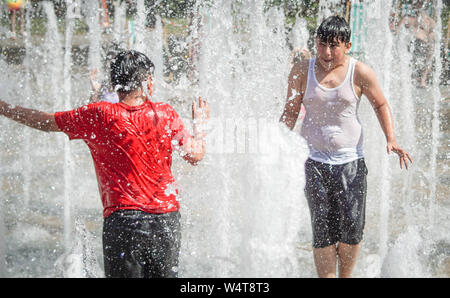 Sheffield , South Yorkshire  UK. 25th July 2019. UK weather: Temperatures soared above 30C (86F) in Britain on July 23 with forecasters predicting temperatures as high as to 37C (96.8F) before the end of the week. Credit : Ioannis Alexopoulos / Alamy Live News Stock Photo