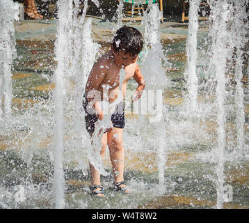 Sheffield , South Yorkshire  UK. 25th July 2019. UK weather: Temperatures soared above 30C (86F) in Britain on July 23 with forecasters predicting temperatures as high as to 37C (96.8F) before the end of the week. Credit : Ioannis Alexopoulos / Alamy Live News Stock Photo