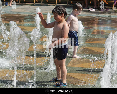 Sheffield , South Yorkshire  UK. 25th July 2019. UK weather: Temperatures soared above 30C (86F) in Britain on July 23 with forecasters predicting temperatures as high as to 37C (96.8F) before the end of the week. Credit : Ioannis Alexopoulos / Alamy Live News Stock Photo