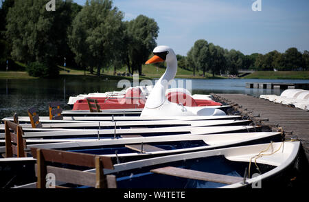 Munich, Germany. 25th July, 2019. Pedal boats and rowing boats are located on a jetty in the Olympic Park. A new heat wave makes Germany sweat with record-breaking temperatures. Credit: Sven Hoppe/dpa/Alamy Live News Stock Photo