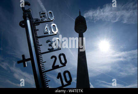 Munich, Germany. 25th July, 2019. Already in the morning a thermometer indicates temperatures over 30 degrees. A new heat wave makes Germany sweat with record-breaking temperatures. Credit: Sven Hoppe/dpa/Alamy Live News Stock Photo