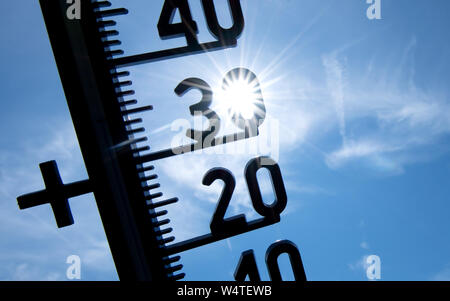 Munich, Germany. 25th July, 2019. Already in the morning a thermometer indicates temperatures over 30 degrees. A new heat wave makes Germany sweat with record-breaking temperatures. Credit: Sven Hoppe/dpa/Alamy Live News Stock Photo