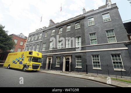 A removal van enters Downing Street the day after Boris Johnson became Prime Minister Stock Photo