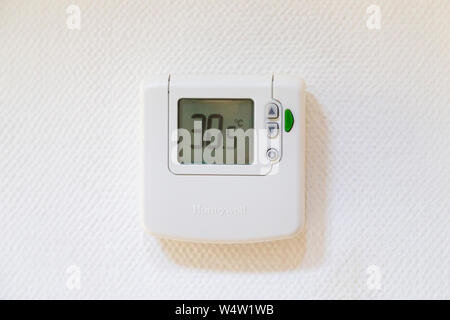 Ashford, Kent, UK. 25th Jul, 2019. UK Weather: Household indoor thermostat hits temperatures of 30.5°C during the heatwave that is hitting the uk at the moment. © Paul Lawrenson 2019, Photo Credit: Paul Lawrenson/ Alamy Live News Stock Photo