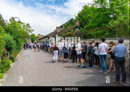 Visitors queuing in line outside in order to visit the Claude Monet Museum and Garden at Giverny, Normandy, France. Stock Photo