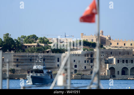 (190725) -- FLORIANA (MALTA), July 25, 2019 (Xinhua) -- A patrol boat carrying migrants arrives at a naval base in Floriana, Malta, on July 25, 2019. A group of 76 migrants have been rescued by the Armed Forces of Malta and disembarked at the naval base on Thursday afternoon. (Photo by Jonathan Borg/Xinhua) Stock Photo