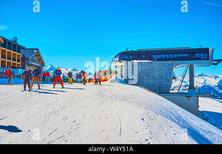 ZELL AM SEE, AUSTRIA - FEBRUARY 28, 2019: The skiers start downhill from the chair lift station on top of Schmittenhohe mountain, on February 28 in Ze Stock Photo