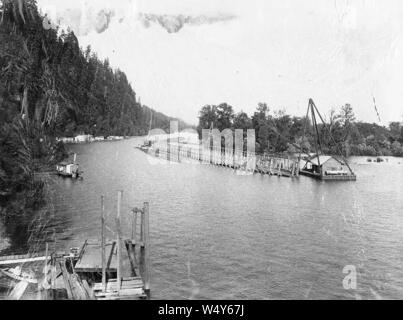 Benson log raft - Columbia River, USA Stock Photo - Alamy