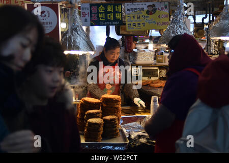 Tourists shop and eat at restaurants and food stalls in the Gwangjang Market in Seoul, South Korea, 5 January 2019.   Gwangjang Market, previously Don Stock Photo