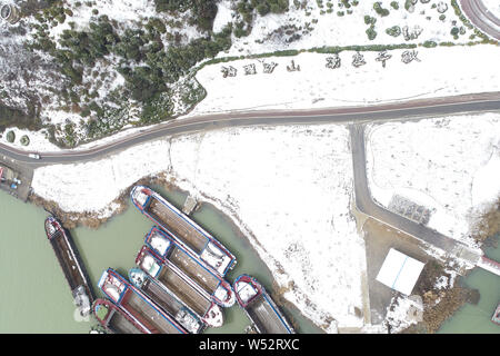 Xuyi county is blanketed with snow after a heavy snowfall in Huai'an city, east China's Jiangsu province, 31 January 2019. Stock Photo