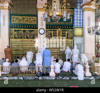 MEDINA, SAUDI ARABIA - JUNE 24, 2019: Unidentified Muslims worshiping in front of the tomb of the Prophet of Islam Muhammad on June 24, 2019 in Madina Stock Photo