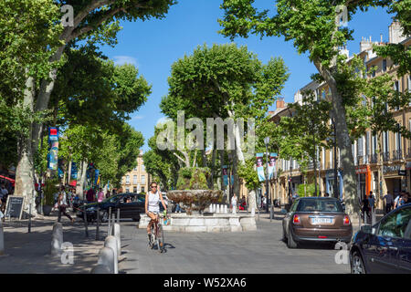 Traffic and pedestrians on the Cours Mirabeau, Aix-en-Provence, Provence-Alpes-Côte d'Azur, France Stock Photo