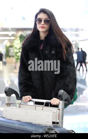 inden længe handicappet chap Chinese model He Sui arrives at the Beijing Capital International Airport  in Beijing, China, 29 January 2019. Handbag: Gucci Shoes: Nike x Ambush  Stock Photo - Alamy