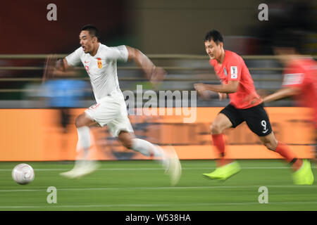 Ji Dong-Won of South Korea, right, chases Zhao Xuri of China in the Group C match during the 2019 AFC Asian Cup in Abu Dhabi, United Arab Emirates, 16 Stock Photo