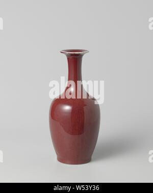 Ovoid vase with a red glaze, Egg-shaped porcelain vase with a thin neck with trumpet-shaped mouth, covered with a monochrome, slightly crackled red (sang de boeuf) glaze. Partly glazed inside the foot ring, lip edge is white. Monochromes., anonymous, China, c. 1800 - c. 1899, Qing-dynasty (1644-1912), porcelain (material), glaze, vitrification, h 21.7 cm d 4.5 cm d 10.5 cm d 6.8 cm Stock Photo