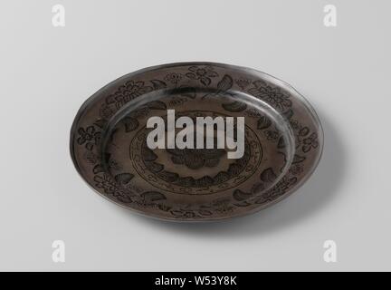Tray, Two plates, Round tray of lacquerware, Imitation antique silver tray with old floral motifs. In wooden box, Okumura Kajo (mentioned on object), Japan, c. 1930, wood (plant material), lacquer (coating), gold (metal), silver (metal), d 24.2 cm h 2.3 cm h 6.8 cm w 27.5 cm × l 27.7 cm Stock Photo