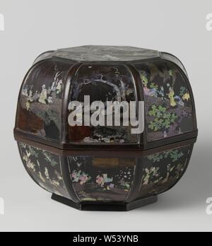 Box, Lacquer box with lid with mother-of-pearl and gold inlaid., Arashi Rikan II, anonymous, China, 1700, Qing-dynasty (1644-1912), lacquer (coating), mother of pearl, h 20.7 cm × d 27.5 cm × w 27.5 cm Stock Photo