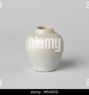 Ovoid vase with a white glaze, Egg-shaped vase of porcelain with a flat, unglazed underside and a short neck, covered with a gray-white glaze. Ming porcelain., anonymous, China, c. 1500 - c. 1599, Ming-dynasty (1368-1644) / Hongzhi-period (1488-1505) / Zhengde-period (1506-1521) / Jiajing-period (1522-1566) / Longqing-period (1567-1572) / Wanli-period (1573-1619), porcelain (material), glaze, vitrification, h 6.5 cm d 2.6 cm d 5.9 cm d 3 cm Stock Photo