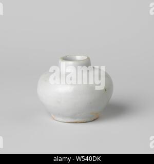 Ovoid vase with a white glaze, Porcelain vase with a printed, egg-shaped body, a flat, unglazed underside and a short neck, covered with a gray-white glaze. Ming porcelain., anonymous, China, c. 1400 - c. 1499, Ming-dynasty (1368-1644) / Jianwen-period (1399-1402) / Yongle-period (1403-1424) / Xuande-period (1426-1435) / Zhengtong-period (1436-1449) / Jingtai-period (1450-1456) / Tianshun-period (1457-1464) / Chenghua-period (1465-1487) / Hongzhi-period (1488-1505), porcelain (material), glaze, vitrification, h 5.4 cm d 2.7 cm d 6.7 cm d 4.2 cm Stock Photo