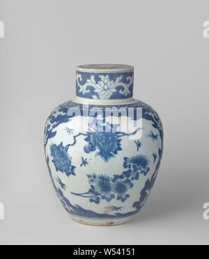Ovoid covered jar with flower sprays and floral scrolls, Egg-shaped porcelain covered pot, painted in underglaze blue. The belly is covered with 'crackled ice' containing saved lotus vines, pearls and two large, leaf-shaped cartouches. In the cartouches two flower branches (peony, chrysanthemum, magnolia, hydrangea) and bamboo leaves or insects. On the shoulder a band with triangles in blue with a motive in it. Coming from the 'Hatcher junk' that died around 1645. Transitional porcelain in blue and white., anonymous, China, c. 1645, Qing-dynasty (1644-1912) / Shunzhi-period (1644-1661 Stock Photo