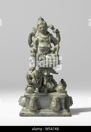Lokeshvara and Kuvera (Jambhala) Kuvera: god of wealth, The four-armed Kuvera sits on a lotus flower supported by a money pouch that is bound by chains of jewels. Its right foot rests on a few money pouches. There is a money pouch on each corner of the pedestal and six pouches on each side, representations, gods, demi-gods, heroes, etc. (Hinduism, Buddhism, Jainism), purse, money-bag, anonymous, Java, 850 - 930, bronze (metal), h 11.5 cm × w 6.6 cm × d 5.9 cm × w 488 Stock Photo