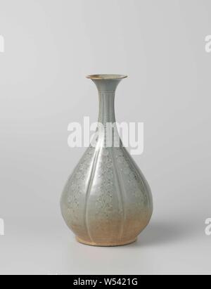 Flask Bottle vase with floral scrolls, Bottle-shaped vase of stoneware, covered with a white and black sludge and a green glaze. The wall is modeled in wide ribs. In each rib an incised flower tendon, loose flowers and dots. The incised decoration is filled with white and black sludge (mishima technique). The edge with a gold lacquer repair. Celadon, foliage, tendrils, branches, ornament, anonymous, Korea, c. 1100 - c. 1199, Koryo dynasty (918-1392), stoneware, glaze, rand, vitrification, h 34 cm d 20 cm Stock Photo