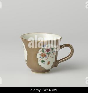 Chocolate cup with flower sprays in panels on a brown glaze, Chocolate cup of porcelain, covered with a brown glaze and painted in blue, red, pink, green, yellow and black. Covered on the front with a brown glaze with four leaf-shaped cartouches with flower branches in it. Famille rose with monochrome brown., anonymous, China, c. 1730 - c. 1760, Qing-dynasty (1644-1912) / Yongzheng-period (1723-1735) / Qianlong-period (1736-1795), porcelain (material), glaze, vitrification, h 7.1 cm d 7.9 cm d 3.6 cm Stock Photo