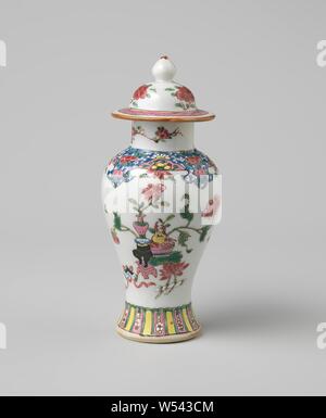 Baluster covered jar with floral scrolls and auspicious symbols, Deskel of baluster-shaped porcelain lid pot, painted on the glaze in blue, red, pink, green, yellow and black. On the lid three flower sprays and a band with napkin work. Famille rose., anonymous, China, c. 1875 - c. 1899, Qing-dynasty (1644-1912) / Guangxu-period (1875-1908), porcelain (material), glaze, vitrification, h 4 cm × d 6.4 cm Stock Photo