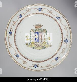 Plate with a coat of arms and a European shell and scrolls border, Porcelain plate with wavy wall, painted on the glaze in blue, red, green, black and gold. On the shelf an unidentified family coat of arms with on one half a dragon on a blue background and on the other half a crowned lion. The helmet sign is a crown and garlands hanging around the weapon. The weapon is based on a landscape. A spearhead border on the wall, the edge with a European band with shell motif and tendrils. An unreadable inscription on the back. Weapon porcelain with enamel colors., anonymous, China, c. 1750 - c. 1774 Stock Photo