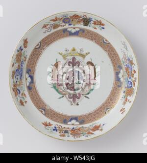 Saucer-dish with a crowned coat of arms and flowers with precious objects, Porcelain dish, painted on the glaze in blue, red, pink, green, yellow, black and gold. On the shelf a crowned family crest, divided into four compartments: two busts with a sword, a tower with three stars, a fire-breathing dragon and a horse in front of a tree. Around the weapon a band with honeycomb and half flowers in cartouches. The wall with four flower groups, two with birds or a rooster and two with lucky symbols (canopy, parasol), antiques (incense burner, scrolls, vase, books, ruyi scepter) and an attribute Stock Photo