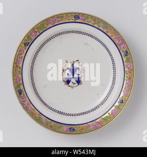 Plate with the arms of the Stocker or Tatham family and floral scrolls, Porcelain plate, painted on the glaze in blue, red, pink, green, black and gold. On the shelf the coat of arms of the Stocker or Tatham family consisting of three blue triangles and three filled with a bird, the coat of arms is surrounded by aisles with an arm with an arrow on top. On the wall a decorative band, the border with flower and fruit vines against a golden ground. A few chips in the edge. Weapon porcelain with enamel colors., anonymous, China, c. 1775 - c. 1799, Qing-dynasty (1644-1912) / Qianlong-period (1736 Stock Photo